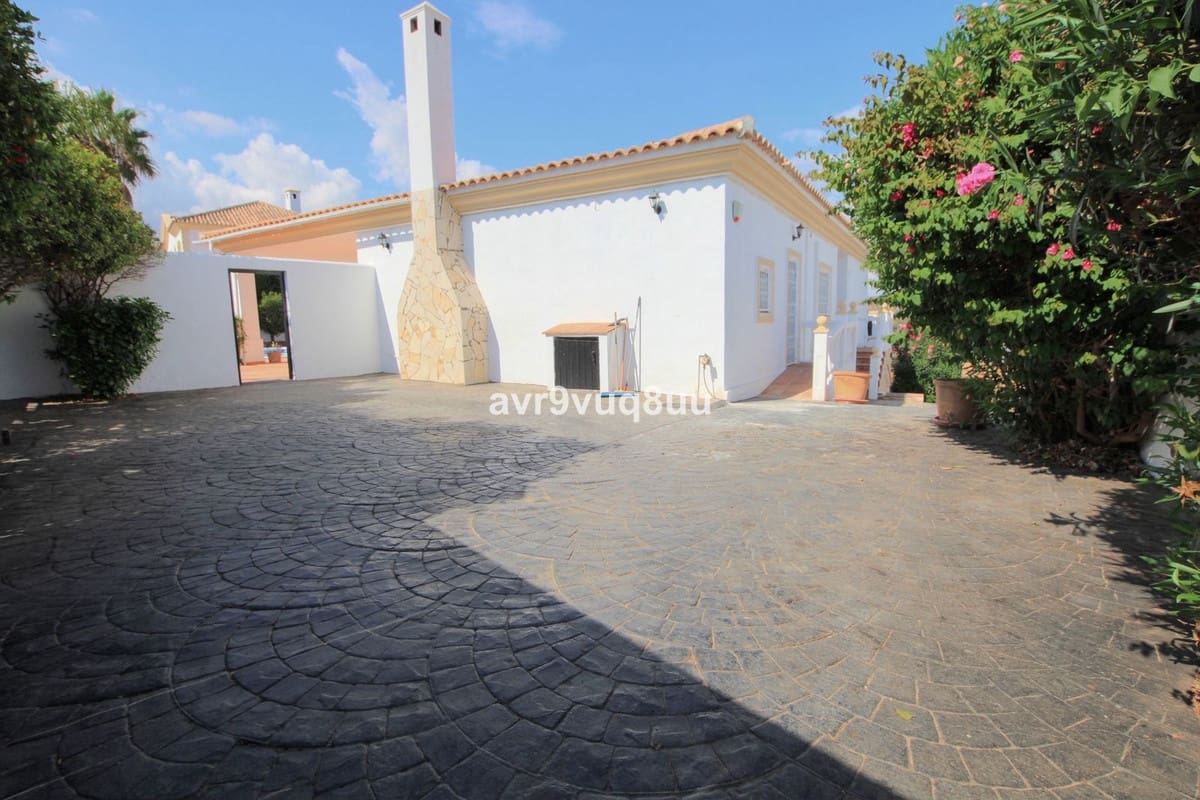 7 Zimmer Villa zu verkaufen in La Cala Golf mit Pool Garage - 1.250.000 € (Ref: 9705037)