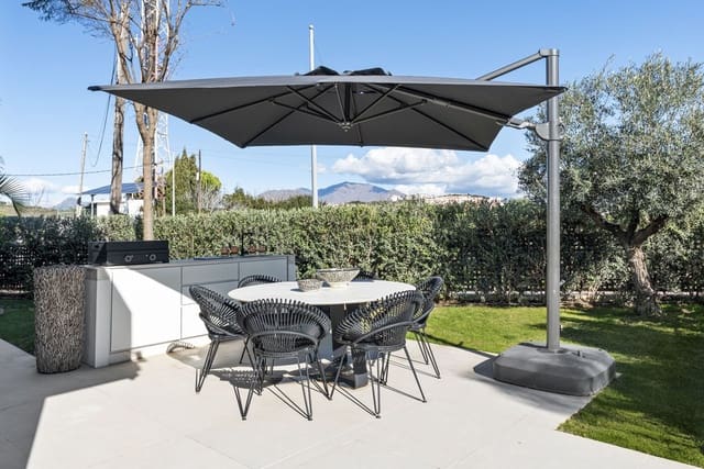 3 slaapkamer Villa te koop in Manilva Pueblo, Manilva met zwembad - € 1.295.000 (Ref: 9705039)