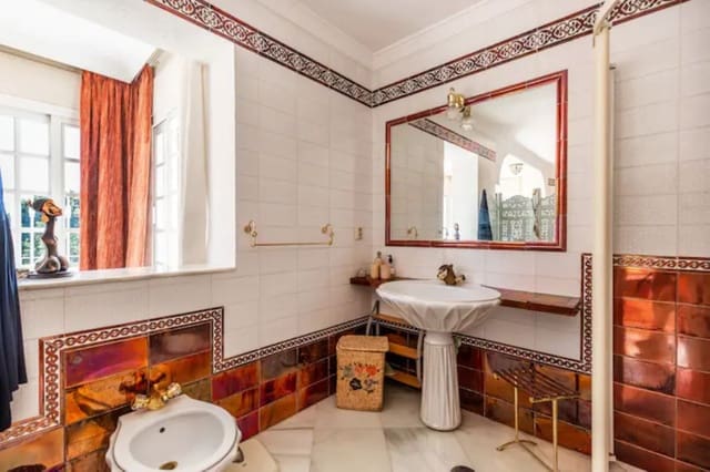 5 makuuhuone Huvila myytävänä paikassa La Dama de Noche - La Alzambra, Marbella mukana uima-altaan 
autotalli - 1 295 000 € (Ref: 9705040)