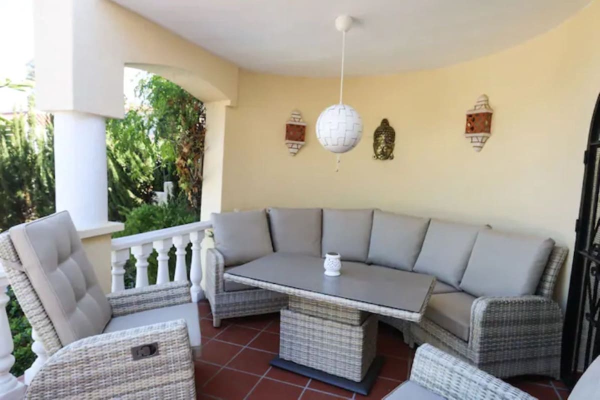 5 bedroom Villa for sale in Nueva Andalucia with pool garage - € 1,295,000 (Ref: 9705040)