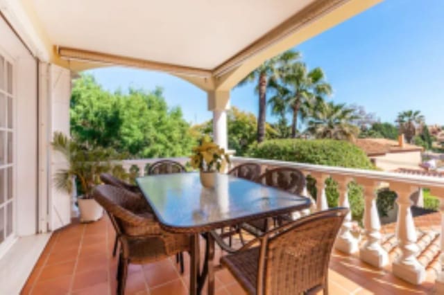 5 soveværelse Villa til salg i La Dama de Noche - La Alzambra, Marbella med swimmingpool garage - € 1.295.000 (Ref: 9705040)