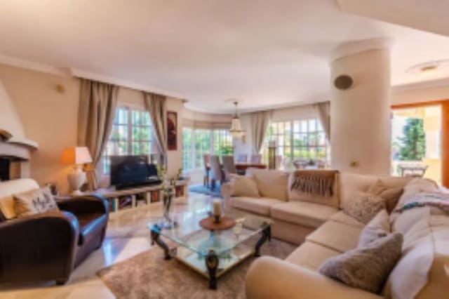 5 soveværelse Villa til salg i La Dama de Noche - La Alzambra, Marbella med swimmingpool garage - € 1.295.000 (Ref: 9705040)
