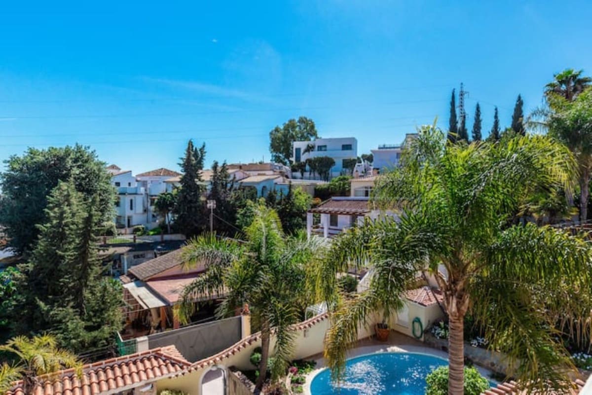 5 bedroom Villa for sale in Nueva Andalucia with pool garage - € 1,295,000 (Ref: 9705040)