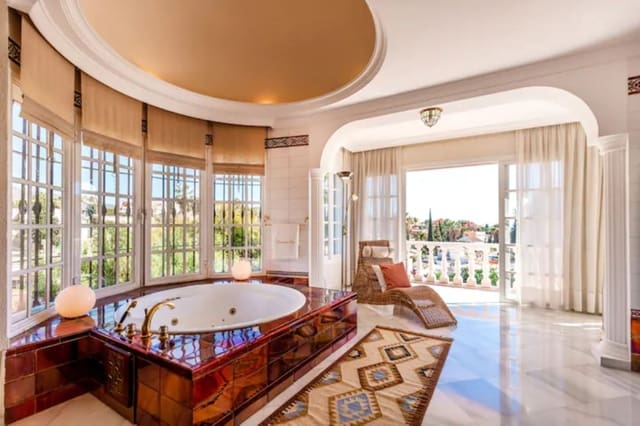 5 soveværelse Villa til salg i La Dama de Noche - La Alzambra, Marbella med swimmingpool garage - € 1.295.000 (Ref: 9705040)