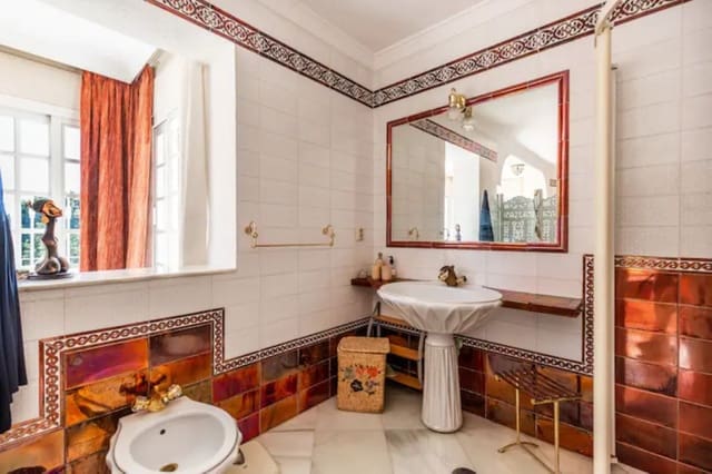 5 soveværelse Villa til salg i La Dama de Noche - La Alzambra, Marbella med swimmingpool garage - € 1.295.000 (Ref: 9705040)
