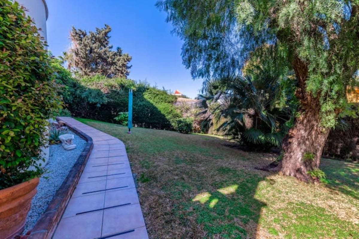 5 bedroom Villa for sale in Nueva Andalucia with pool garage - € 1,295,000 (Ref: 9705040)
