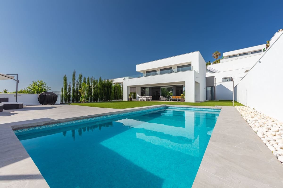 4 soverom Villa til salgs i La Duquesa / Puerto de la Duquesa med svømmebasseng garasje - € 1 298 000 (Ref: 9705041)