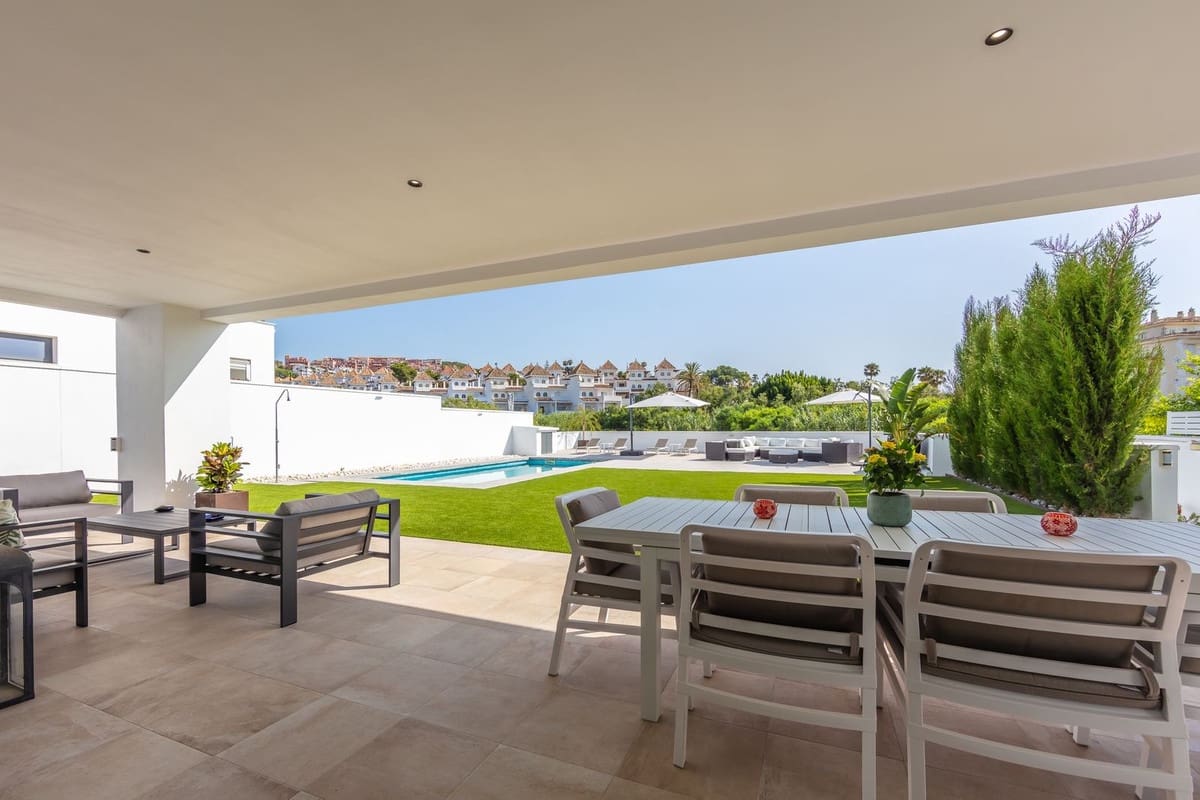 4 soverom Villa til salgs i La Duquesa / Puerto de la Duquesa med svømmebasseng garasje - € 1 298 000 (Ref: 9705041)