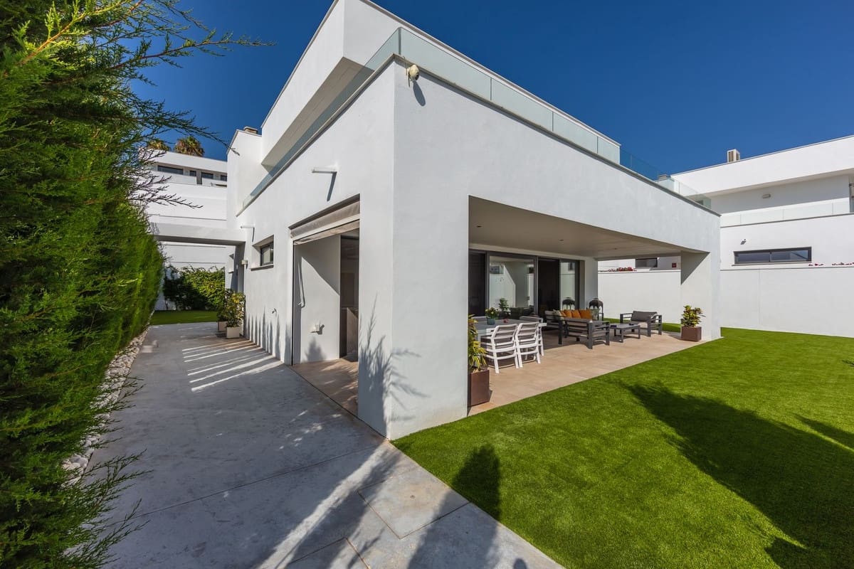 4 soverom Villa til salgs i La Duquesa / Puerto de la Duquesa med svømmebasseng garasje - € 1 298 000 (Ref: 9705041)