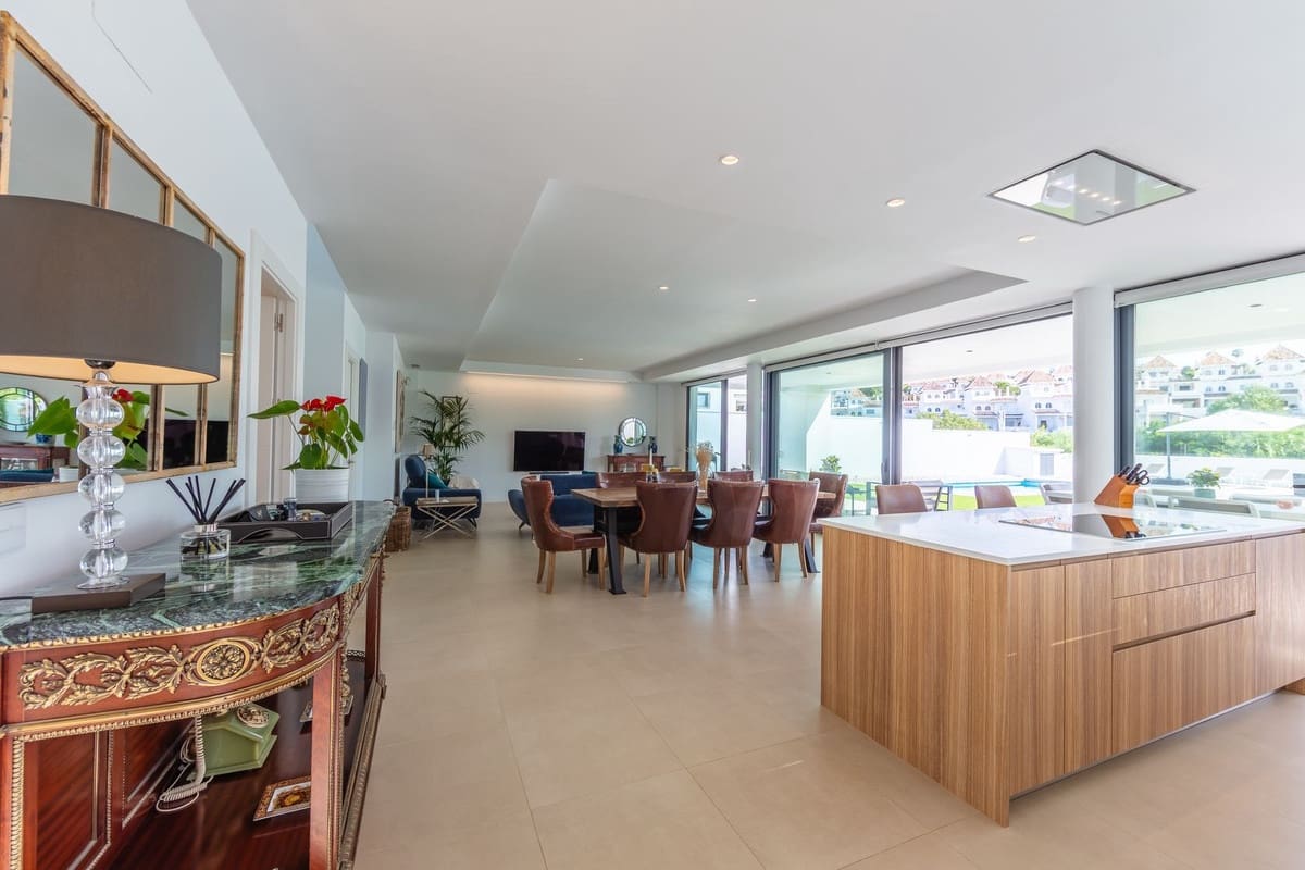 4 soverom Villa til salgs i La Duquesa / Puerto de la Duquesa med svømmebasseng garasje - € 1 298 000 (Ref: 9705041)