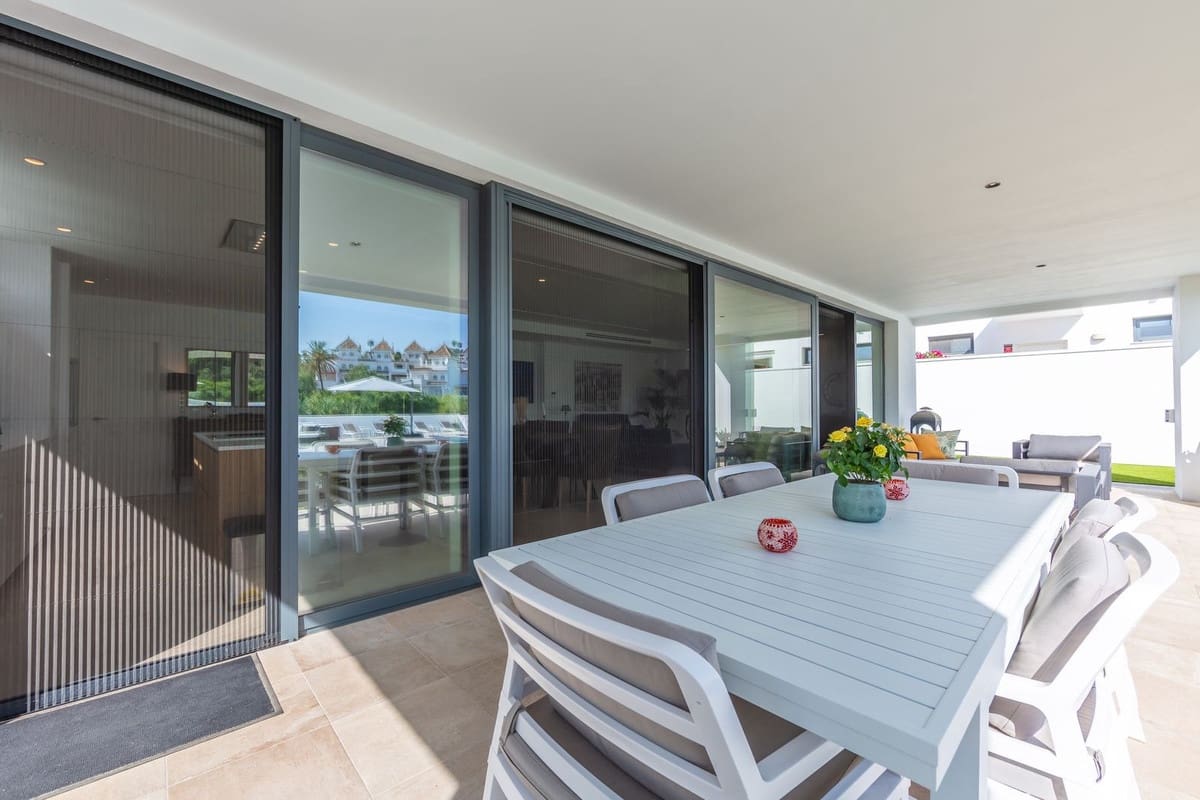 4 soverom Villa til salgs i La Duquesa / Puerto de la Duquesa med svømmebasseng garasje - € 1 298 000 (Ref: 9705041)