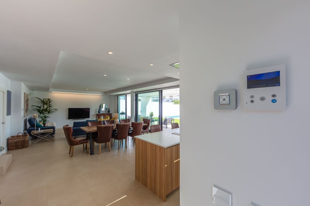 4 soverom Villa til salgs i La Duquesa / Puerto de la Duquesa med svømmebasseng garasje - € 1 298 000 (Ref: 9705041)