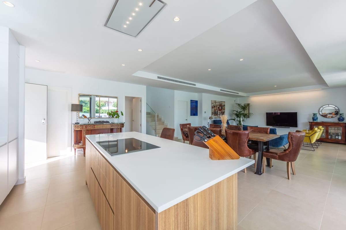 4 soverom Villa til salgs i La Duquesa / Puerto de la Duquesa med svømmebasseng garasje - € 1 298 000 (Ref: 9705041)