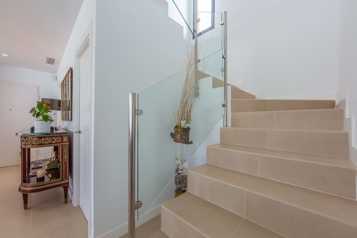 4 soverom Villa til salgs i La Duquesa / Puerto de la Duquesa med svømmebasseng garasje - € 1 298 000 (Ref: 9705041)