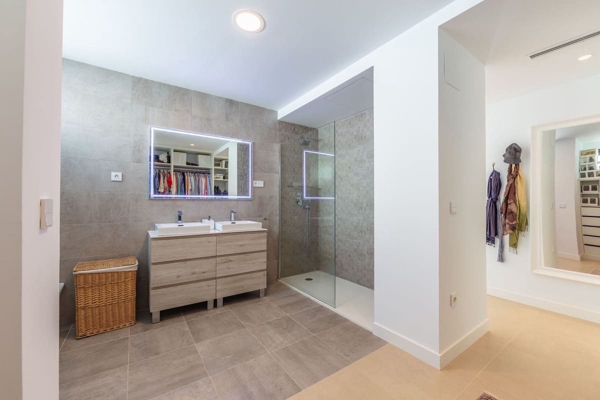 4 soverom Villa til salgs i La Duquesa / Puerto de la Duquesa med svømmebasseng garasje - € 1 298 000 (Ref: 9705041)