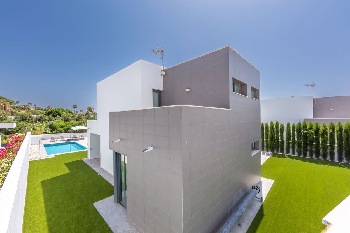 4 soverom Villa til salgs i La Duquesa / Puerto de la Duquesa med svømmebasseng garasje - € 1 298 000 (Ref: 9705041)
