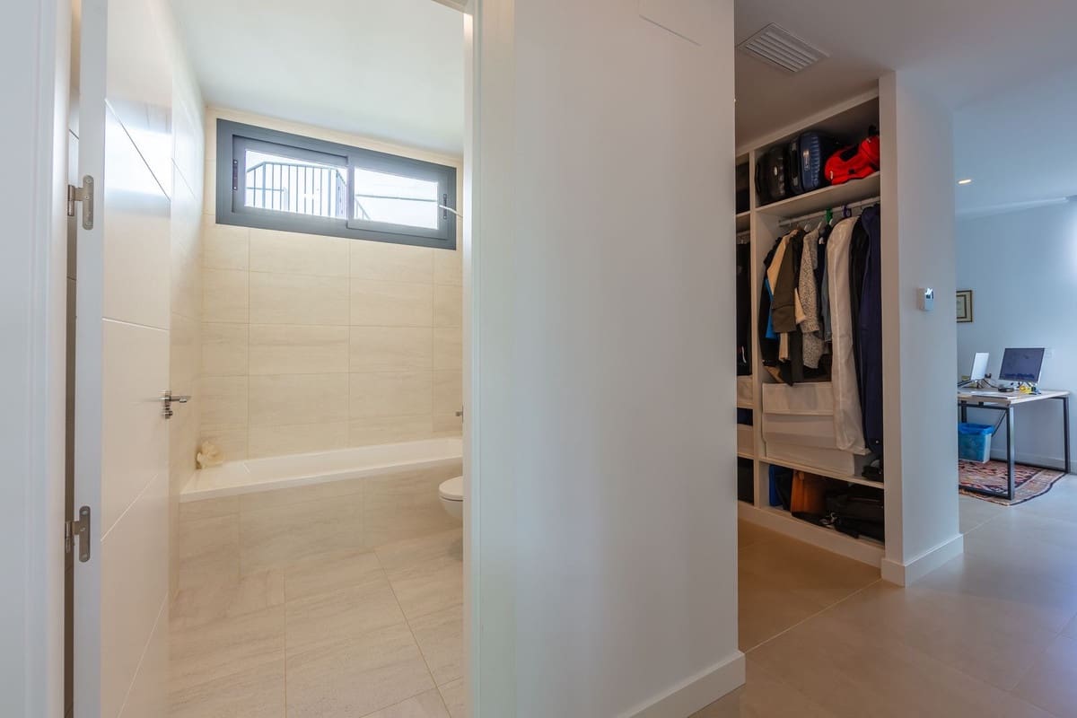 4 soverom Villa til salgs i La Duquesa / Puerto de la Duquesa med svømmebasseng garasje - € 1 298 000 (Ref: 9705041)