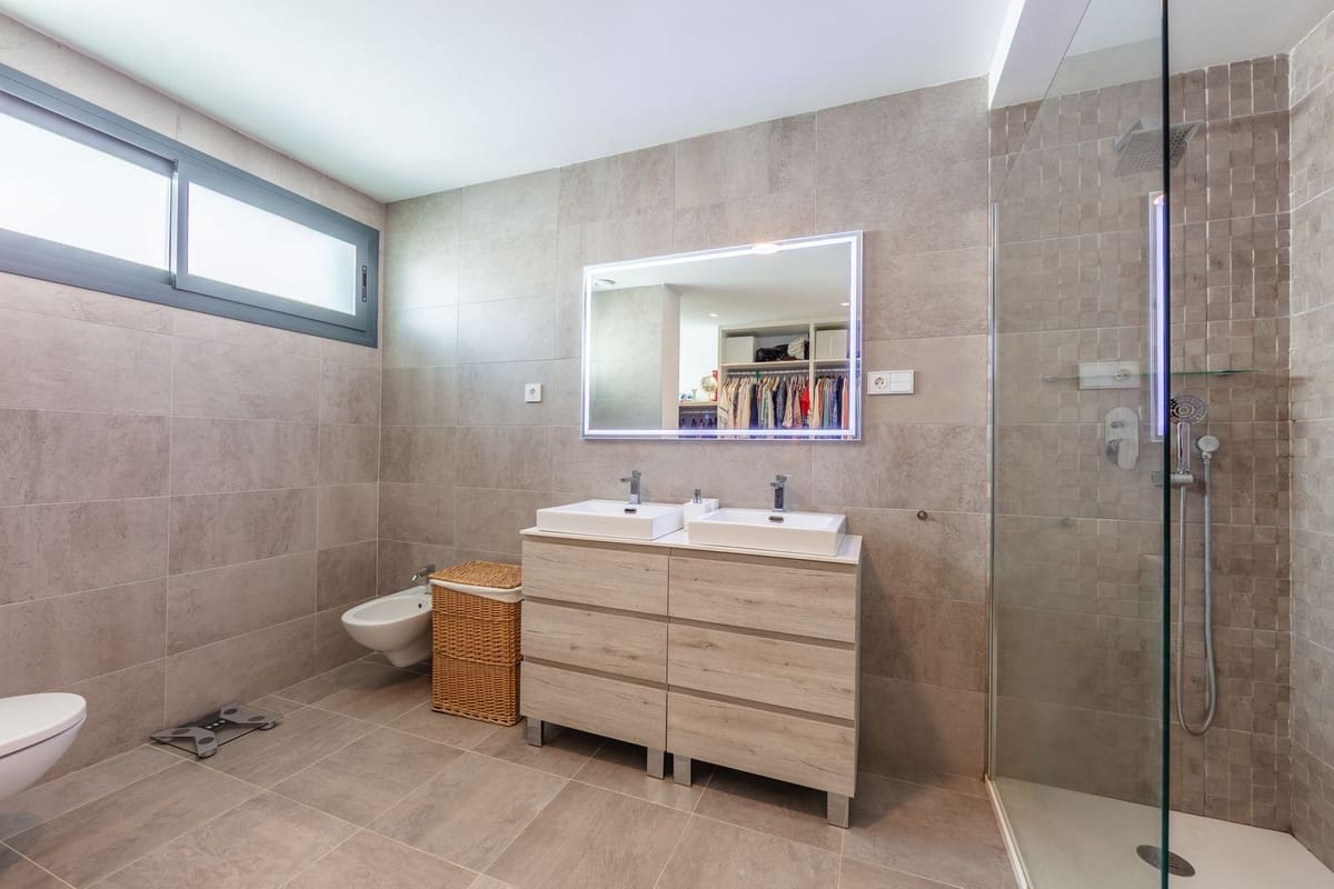 4 soverom Villa til salgs i La Duquesa / Puerto de la Duquesa med svømmebasseng garasje - € 1 298 000 (Ref: 9705041)