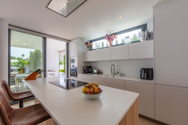 4 soverom Villa til salgs i La Duquesa / Puerto de la Duquesa, Manilva med svømmebasseng garasje - € 1 298 000 (Ref: 9705041)