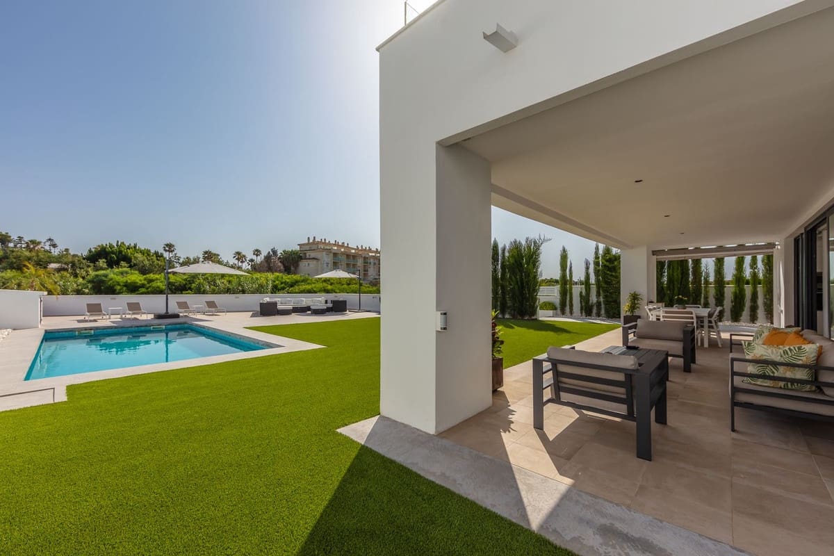 4 soverom Villa til salgs i La Duquesa / Puerto de la Duquesa med svømmebasseng garasje - € 1 298 000 (Ref: 9705041)