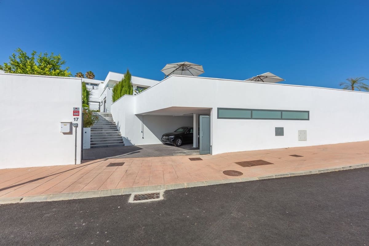 4 soverom Villa til salgs i La Duquesa / Puerto de la Duquesa med svømmebasseng garasje - € 1 298 000 (Ref: 9705041)