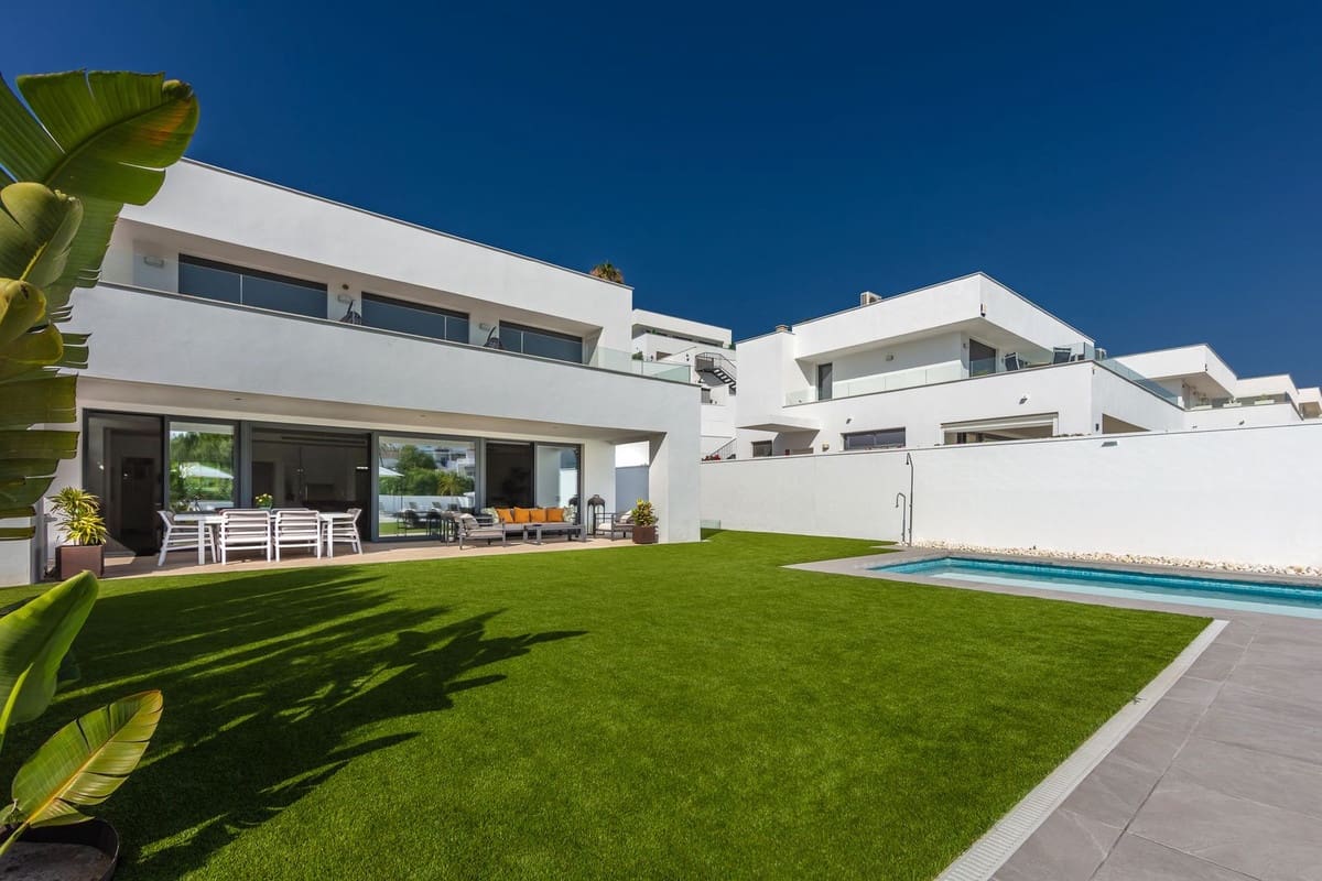 4 soverom Villa til salgs i La Duquesa / Puerto de la Duquesa med svømmebasseng garasje - € 1 298 000 (Ref: 9705041)