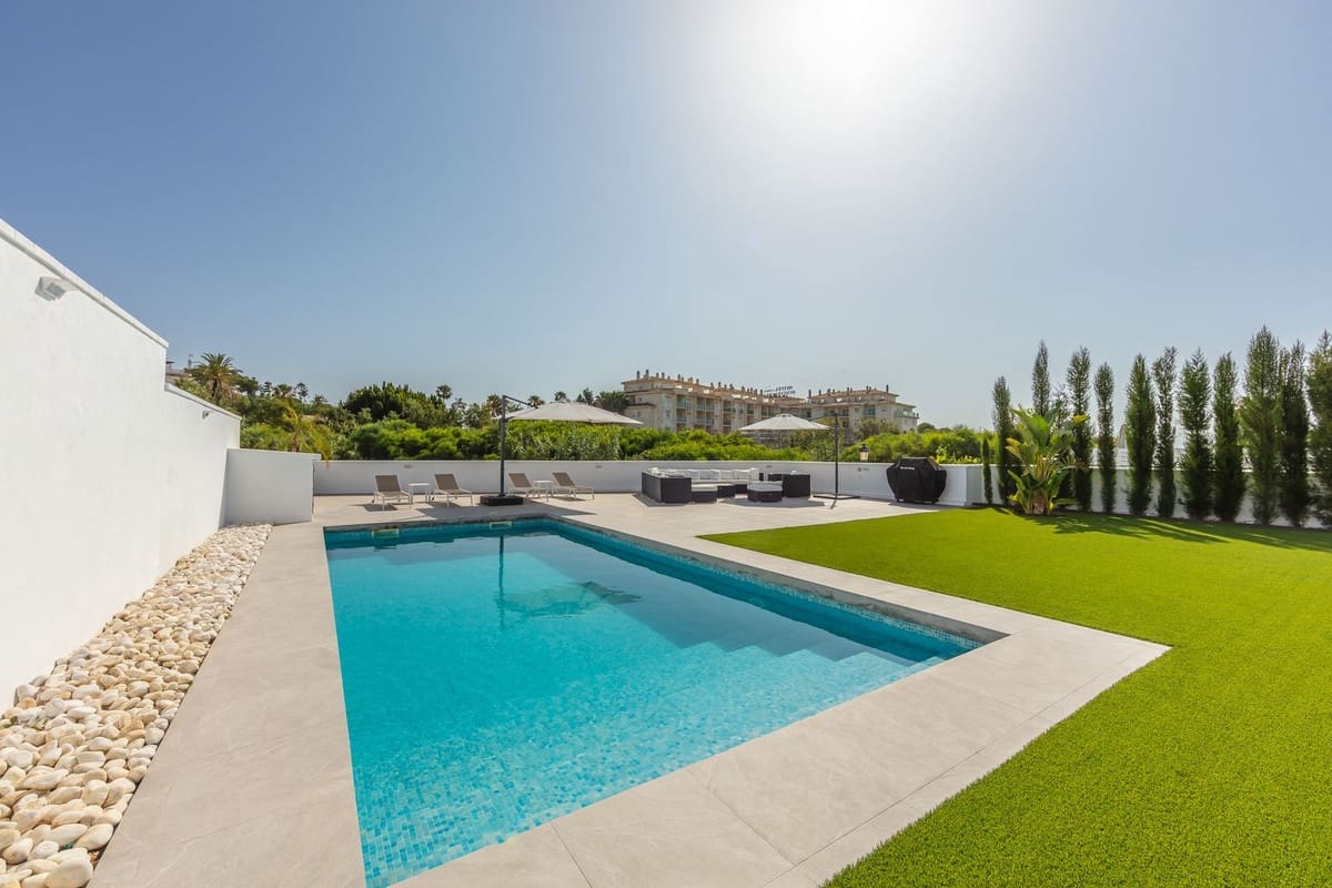 4 soverom Villa til salgs i La Duquesa / Puerto de la Duquesa med svømmebasseng garasje - € 1 298 000 (Ref: 9705041)