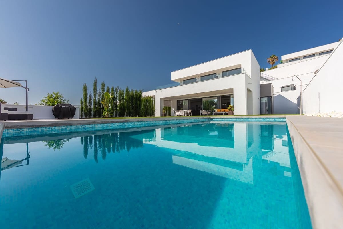 4 soverom Villa til salgs i La Duquesa / Puerto de la Duquesa med svømmebasseng garasje - € 1 298 000 (Ref: 9705041)