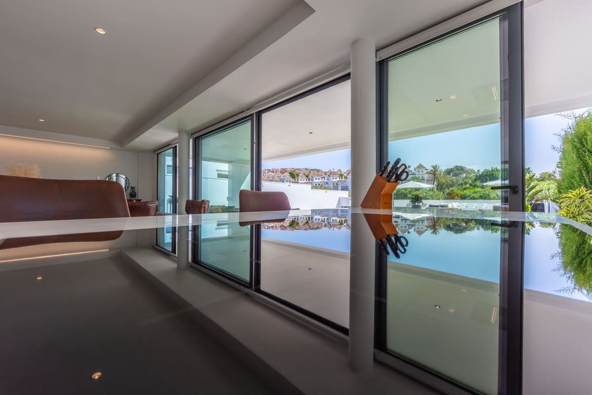 4 soverom Villa til salgs i La Duquesa / Puerto de la Duquesa med svømmebasseng garasje - € 1 298 000 (Ref: 9705041)
