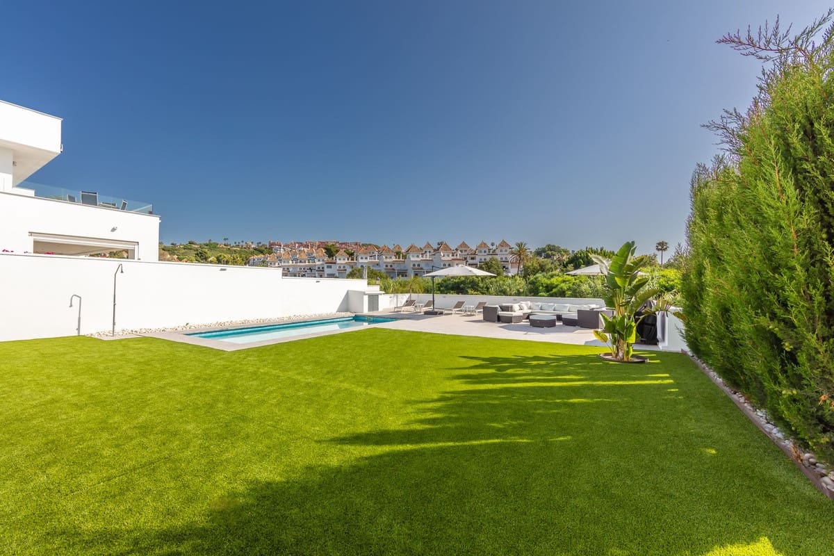 4 soverom Villa til salgs i La Duquesa / Puerto de la Duquesa med svømmebasseng garasje - € 1 298 000 (Ref: 9705041)