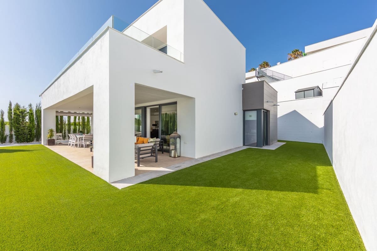4 soverom Villa til salgs i La Duquesa / Puerto de la Duquesa med svømmebasseng garasje - € 1 298 000 (Ref: 9705041)