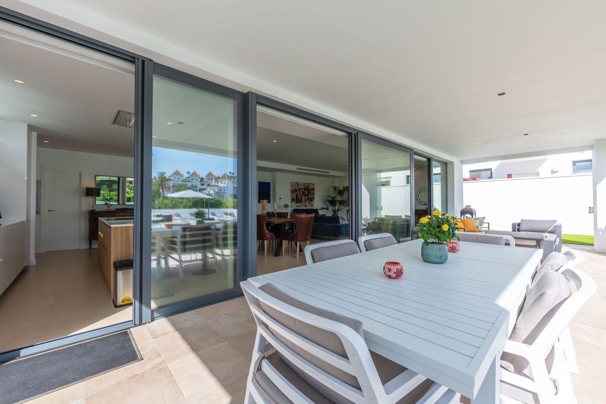 4 soverom Villa til salgs i La Duquesa / Puerto de la Duquesa med svømmebasseng garasje - € 1 298 000 (Ref: 9705041)