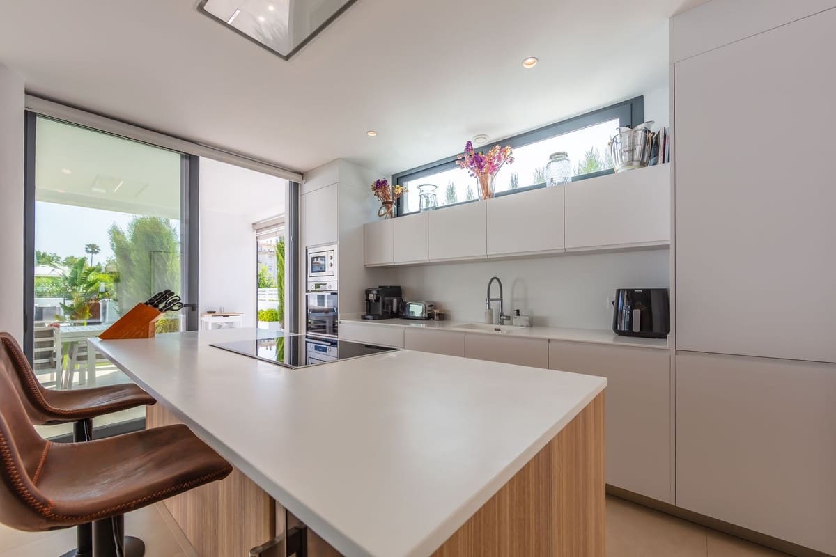 4 soverom Villa til salgs i La Duquesa / Puerto de la Duquesa med svømmebasseng garasje - € 1 298 000 (Ref: 9705041)