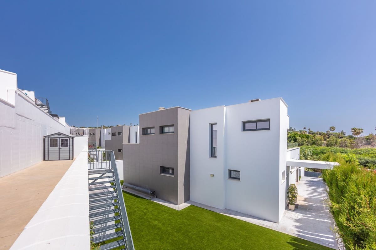 4 soverom Villa til salgs i La Duquesa / Puerto de la Duquesa med svømmebasseng garasje - € 1 298 000 (Ref: 9705041)
