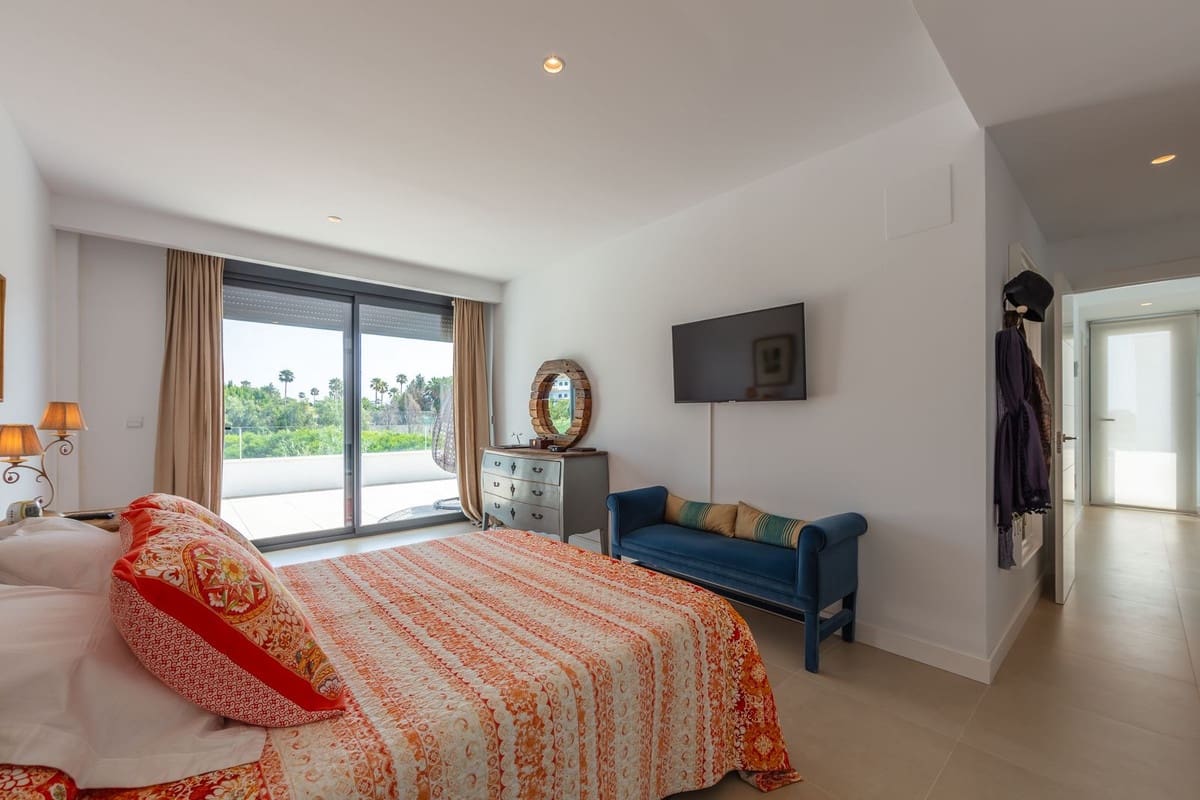 4 soverom Villa til salgs i La Duquesa / Puerto de la Duquesa med svømmebasseng garasje - € 1 298 000 (Ref: 9705041)