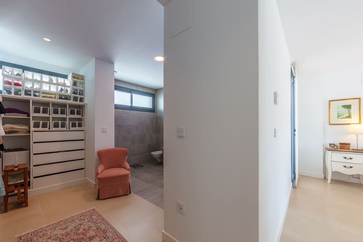 4 soverom Villa til salgs i La Duquesa / Puerto de la Duquesa med svømmebasseng garasje - € 1 298 000 (Ref: 9705041)