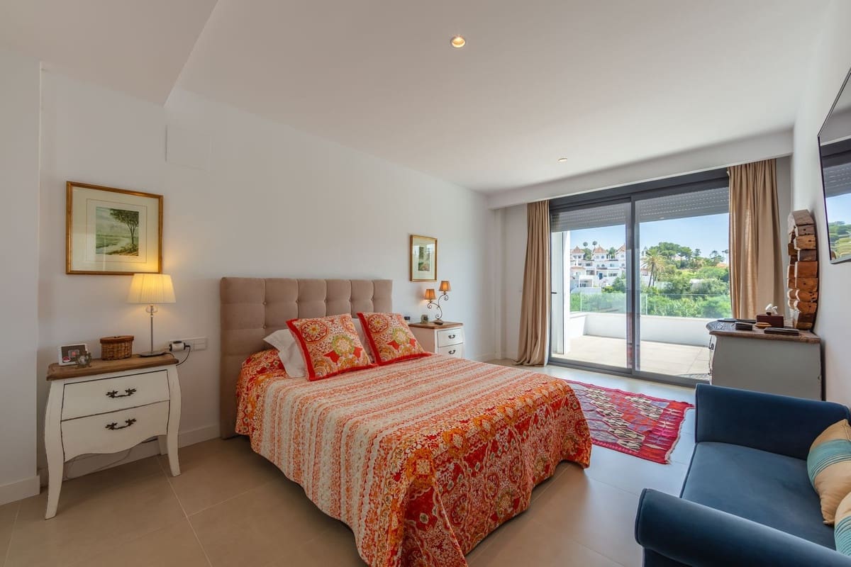 4 soverom Villa til salgs i La Duquesa / Puerto de la Duquesa med svømmebasseng garasje - € 1 298 000 (Ref: 9705041)