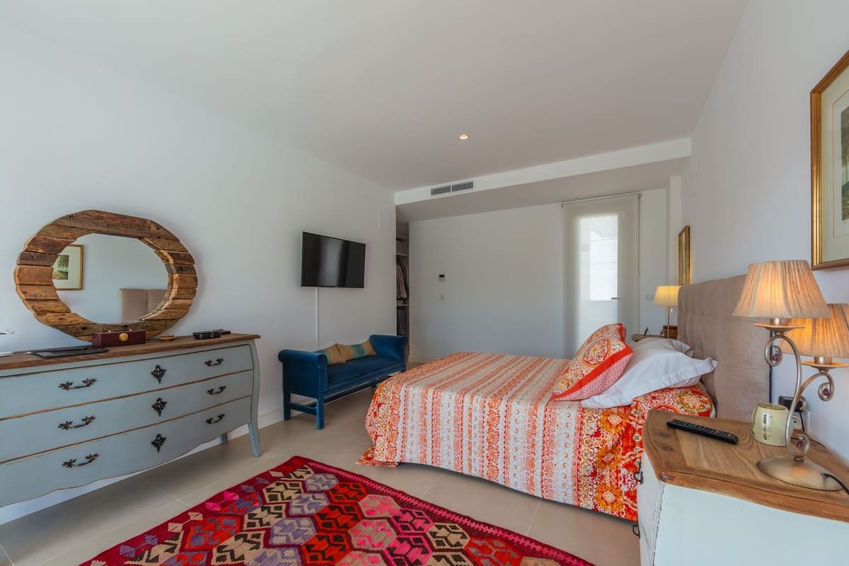 4 soverom Villa til salgs i La Duquesa / Puerto de la Duquesa med svømmebasseng garasje - € 1 298 000 (Ref: 9705041)