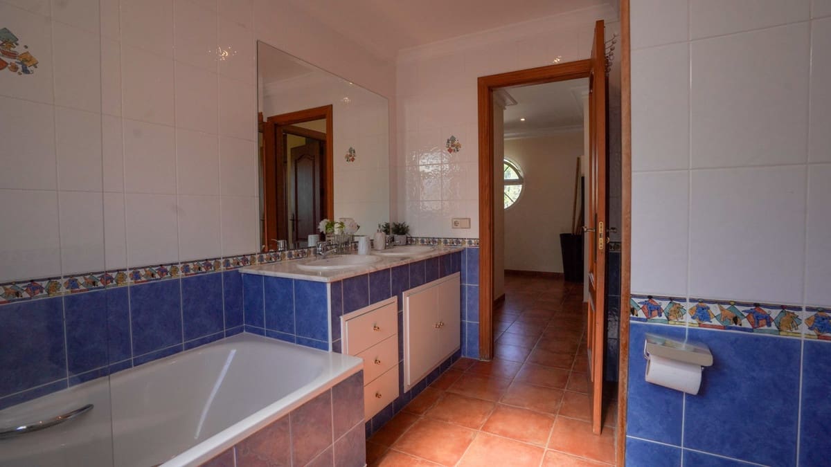 4 bedroom Villa for sale in Nueva Andalucia with pool - € 1,395,000 (Ref: 9705048)