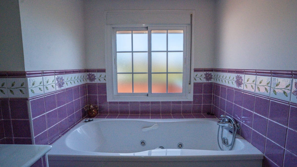 4 bedroom Villa for sale in Nueva Andalucia with pool - € 1,395,000 (Ref: 9705048)