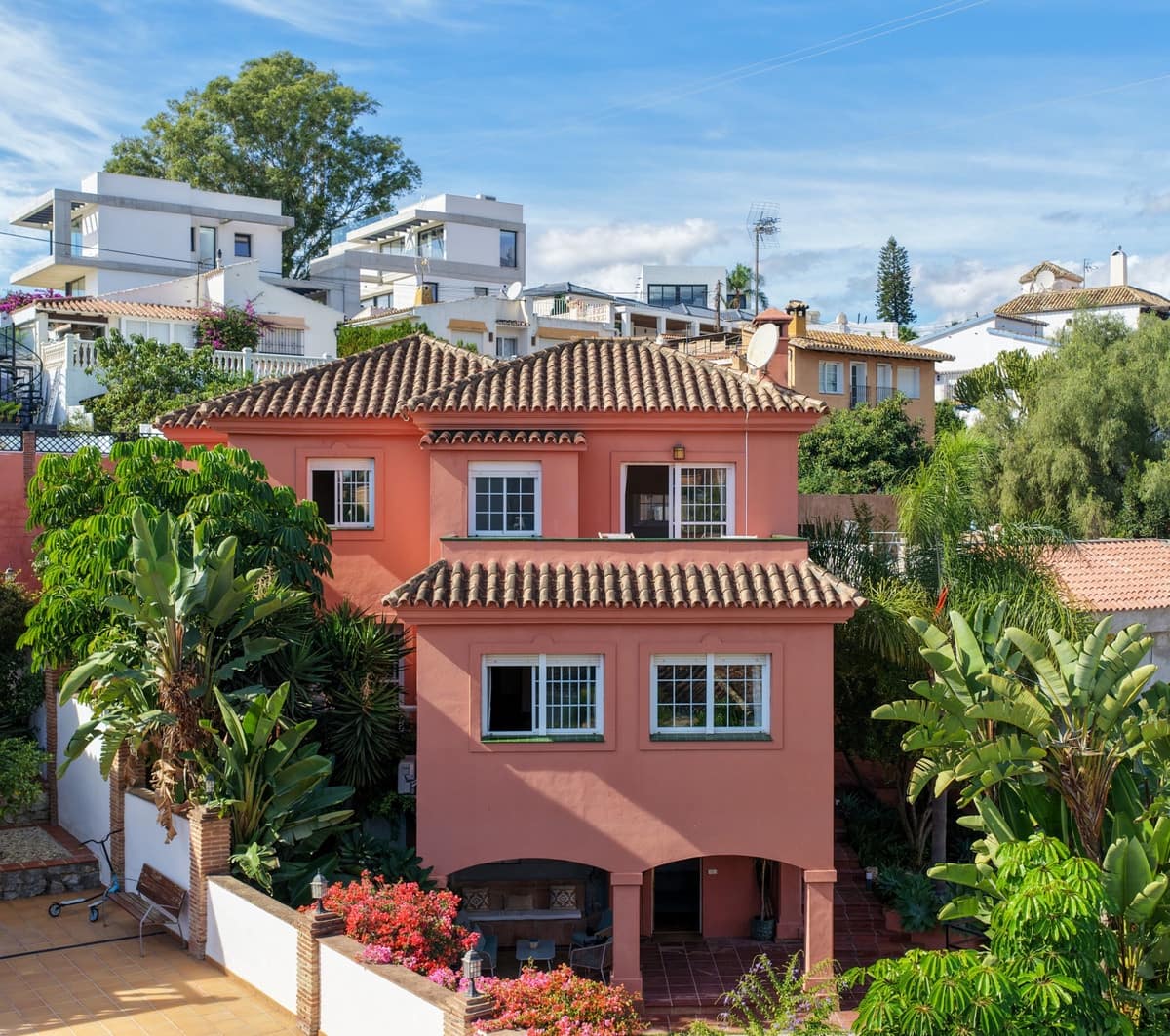 4 bedroom Villa for sale in Nueva Andalucia with pool - € 1,395,000 (Ref: 9705048)