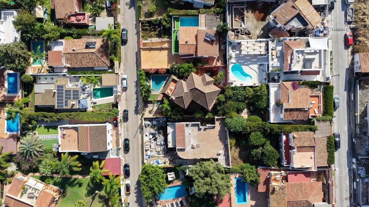 4 bedroom Villa for sale in Nueva Andalucia with pool - € 1,395,000 (Ref: 9705048)