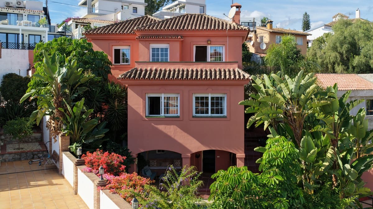 4 bedroom Villa for sale in Nueva Andalucia with pool - € 1,395,000 (Ref: 9705048)