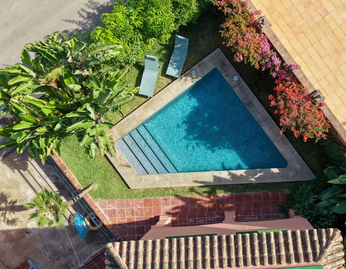 4 bedroom Villa for sale in Nueva Andalucia with pool - € 1,395,000 (Ref: 9705048)