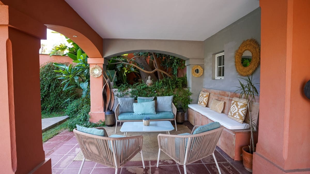 4 bedroom Villa for sale in Nueva Andalucia with pool - € 1,395,000 (Ref: 9705048)