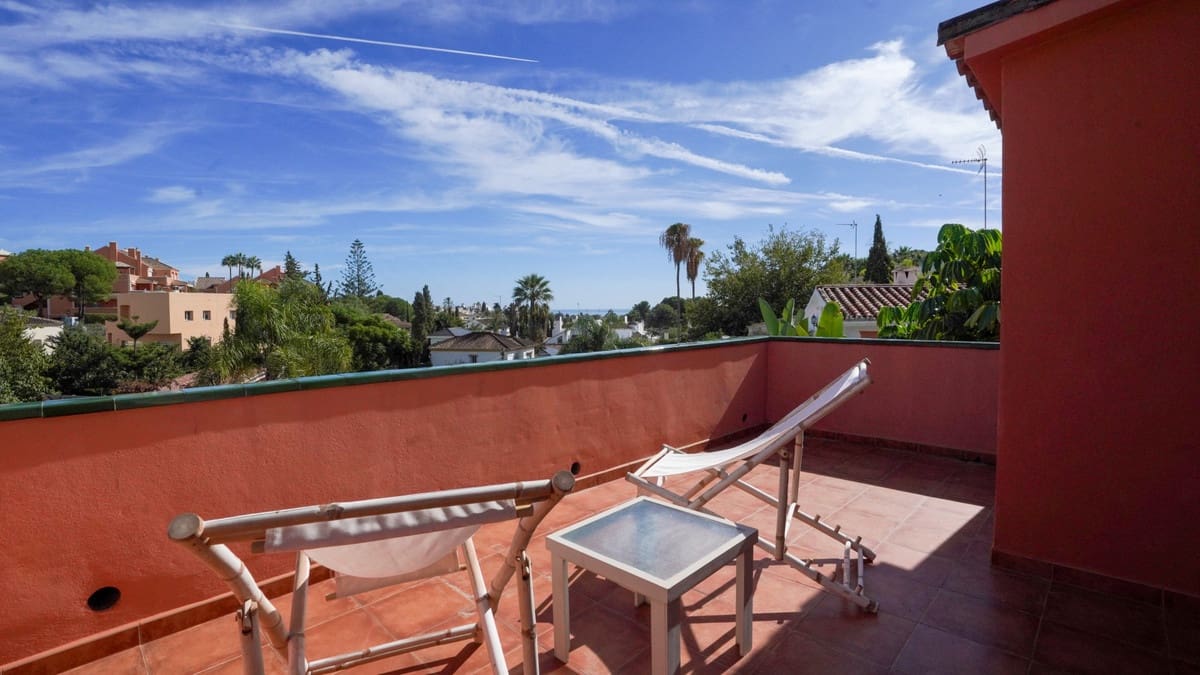 4 bedroom Villa for sale in Nueva Andalucia with pool - € 1,395,000 (Ref: 9705048)