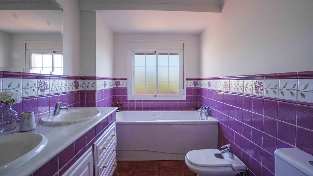 4 bedroom Villa for sale in Nueva Andalucia with pool - € 1,395,000 (Ref: 9705048)