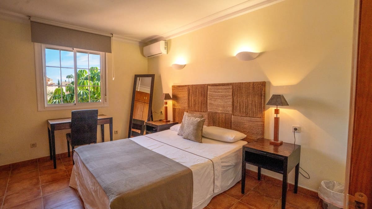 4 bedroom Villa for sale in Nueva Andalucia with pool - € 1,395,000 (Ref: 9705048)