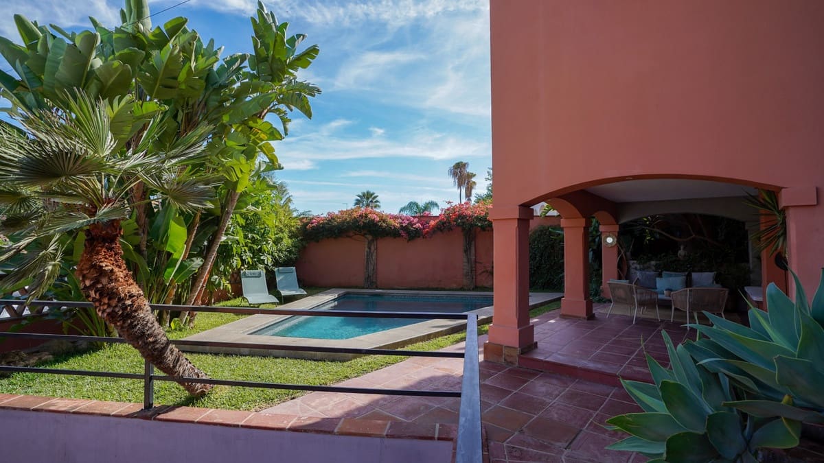 4 bedroom Villa for sale in Nueva Andalucia with pool - € 1,395,000 (Ref: 9705048)