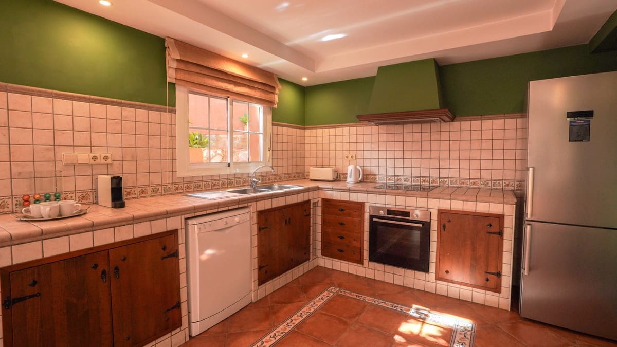 4 bedroom Villa for sale in Nueva Andalucia with pool - € 1,395,000 (Ref: 9705048)